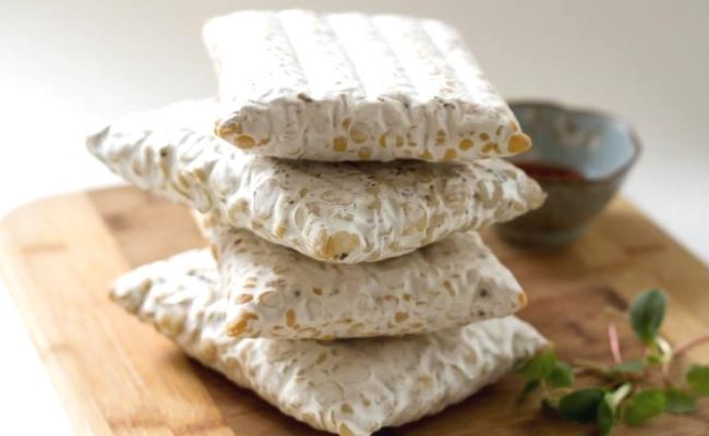 Des morceaux de tempeh bio non cuits