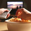 Regarder les missions TV tout en grignotant fait partie des mauvaises habitudes alimentaires trs communment observes