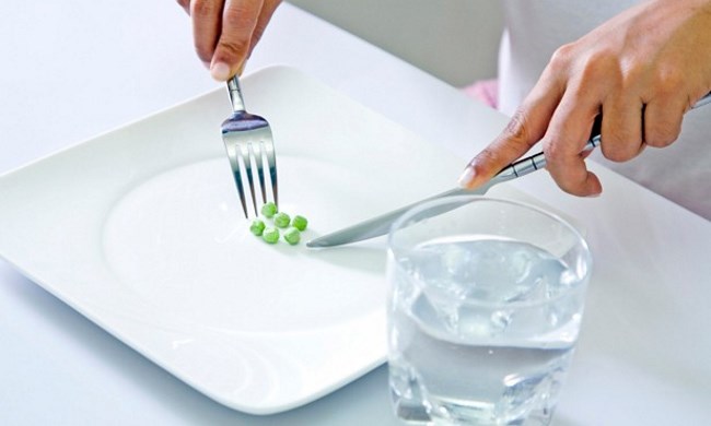 Une personne est en train de manger trop peu dans une assiette quasiment vide