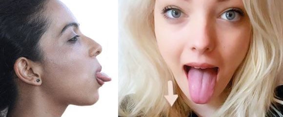 2 femmes sortent la langue le plus loin possible de leur bouche afin de tonifier leur cou