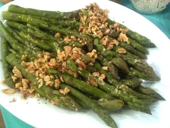 Une assiette d'asperges croquantes au beurre avec des noix