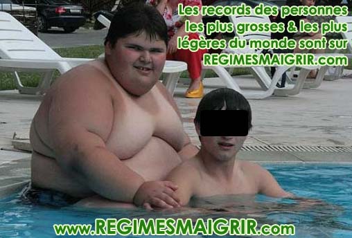 Jambik est le garçon le plus gros du monde, ici il pose pour une photo avec un ami
