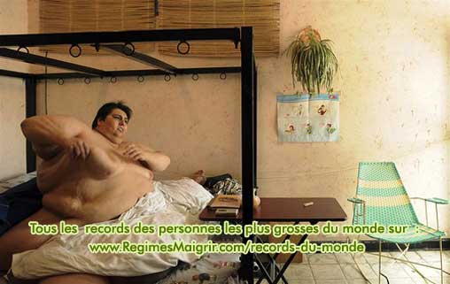 L'homme le plus lourd du monde fait des tirements sur son lit