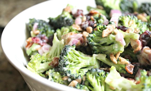 Un bol de salade au brocoli dans lequel le cuisinier a utilis du vinaigre de cidre de pomme